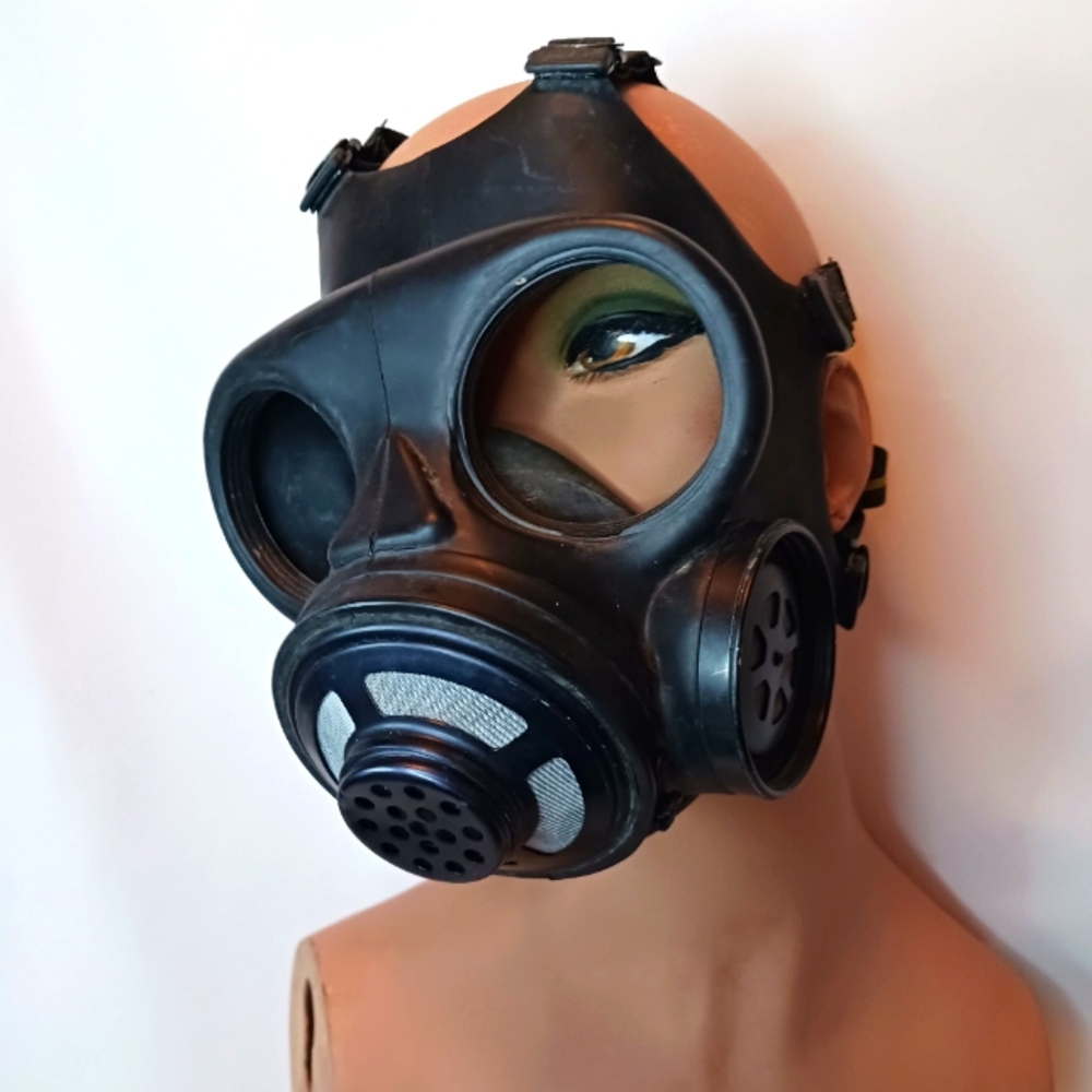 Vintage Canadian Armed Forces M69 Gas Mask.